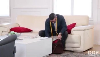 Девушки устроили пикантное лесбийское шоу