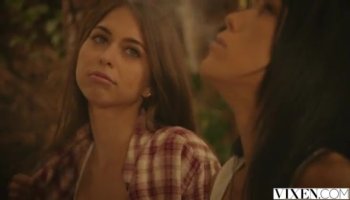 Сладкая шоколадка обкончалась на белом хуе