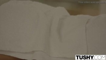 Блондинка нежно фистит влагалище любовницы