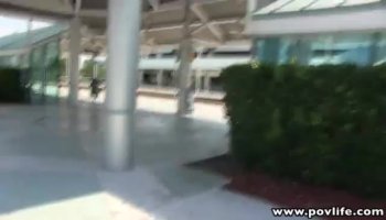 Худенькая лярва постанывает на члене