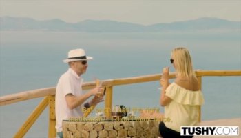 Прелестница ласкает в машине пенис друга
