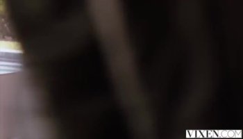 Сучки гладят пальчиками нежные пизденки